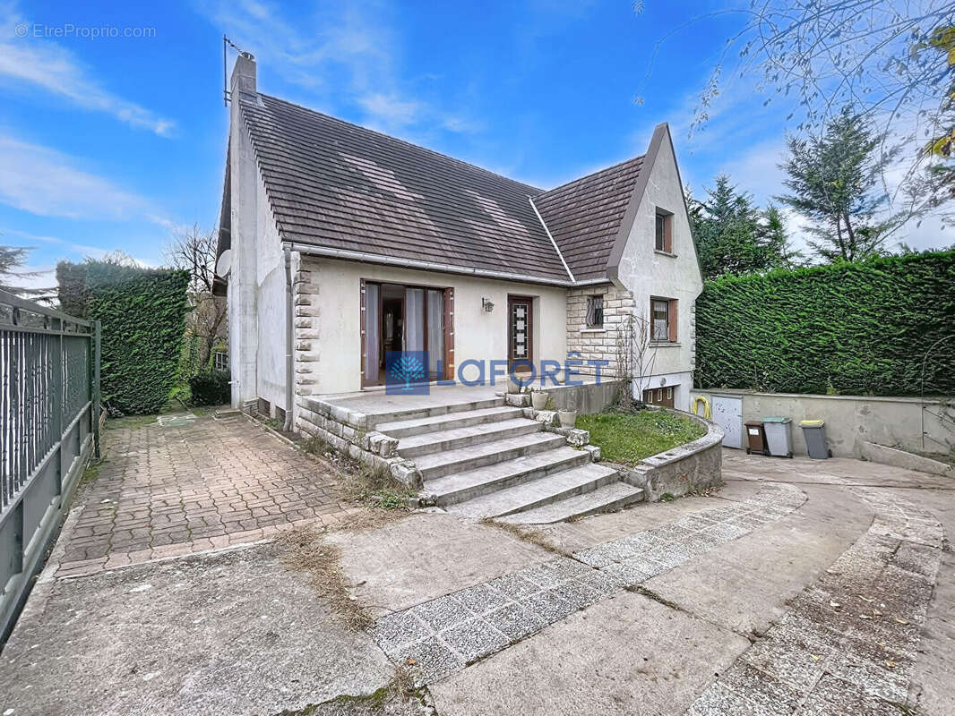 Maison à SAINTRY-SUR-SEINE