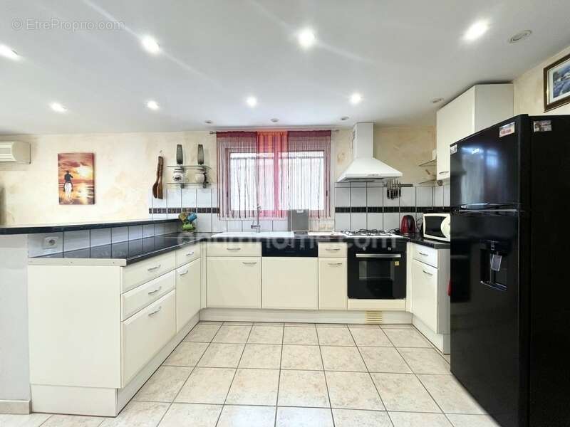 Propriété avec rendement locatif, piscine et garage - photo 15