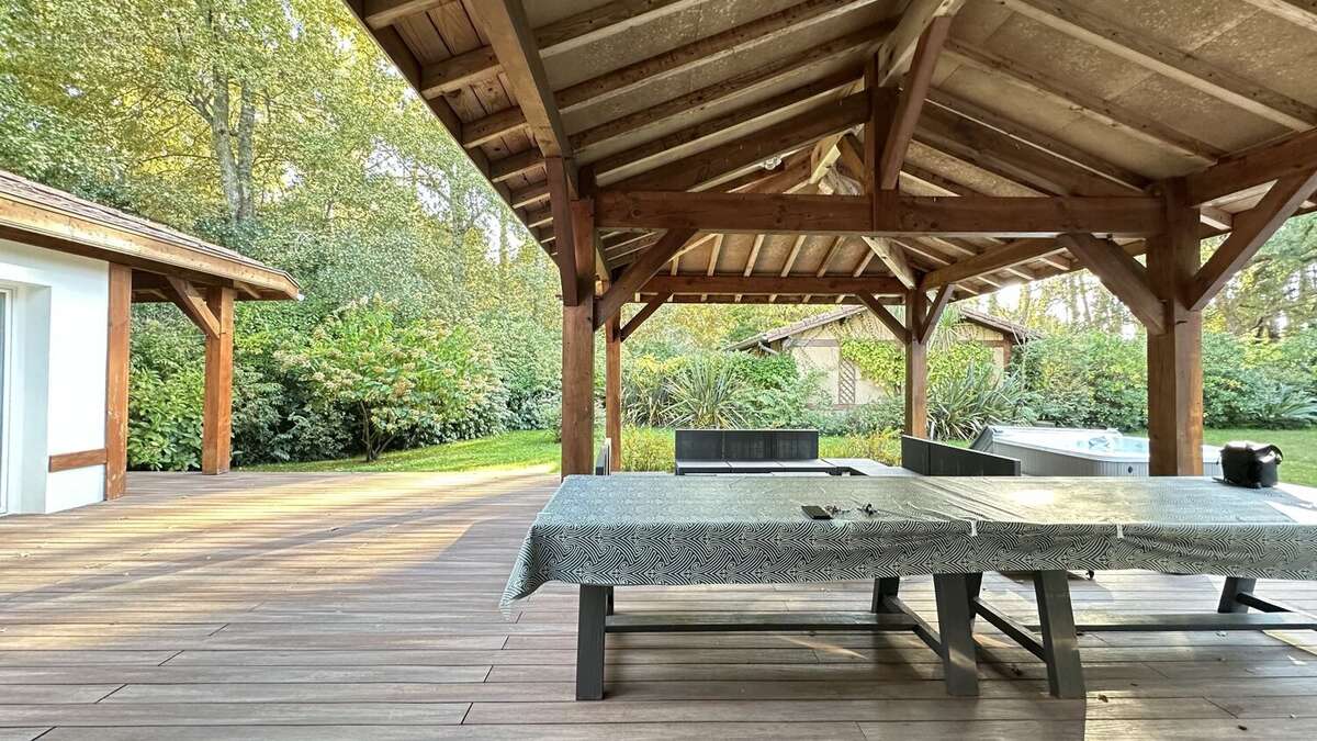 Entre Forêt Landaise et Art de Vivre  Ensemble de deux maisons sur 1638 m² de terrain boisé. - photo 9