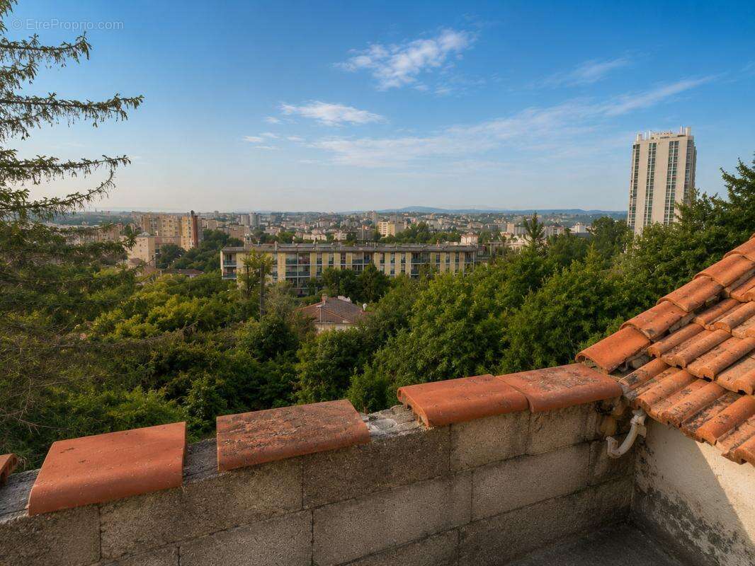  Maison individuelle entièrement à rénover avec piscine et vue panoramique sur Marseille – 13010 - photo 2