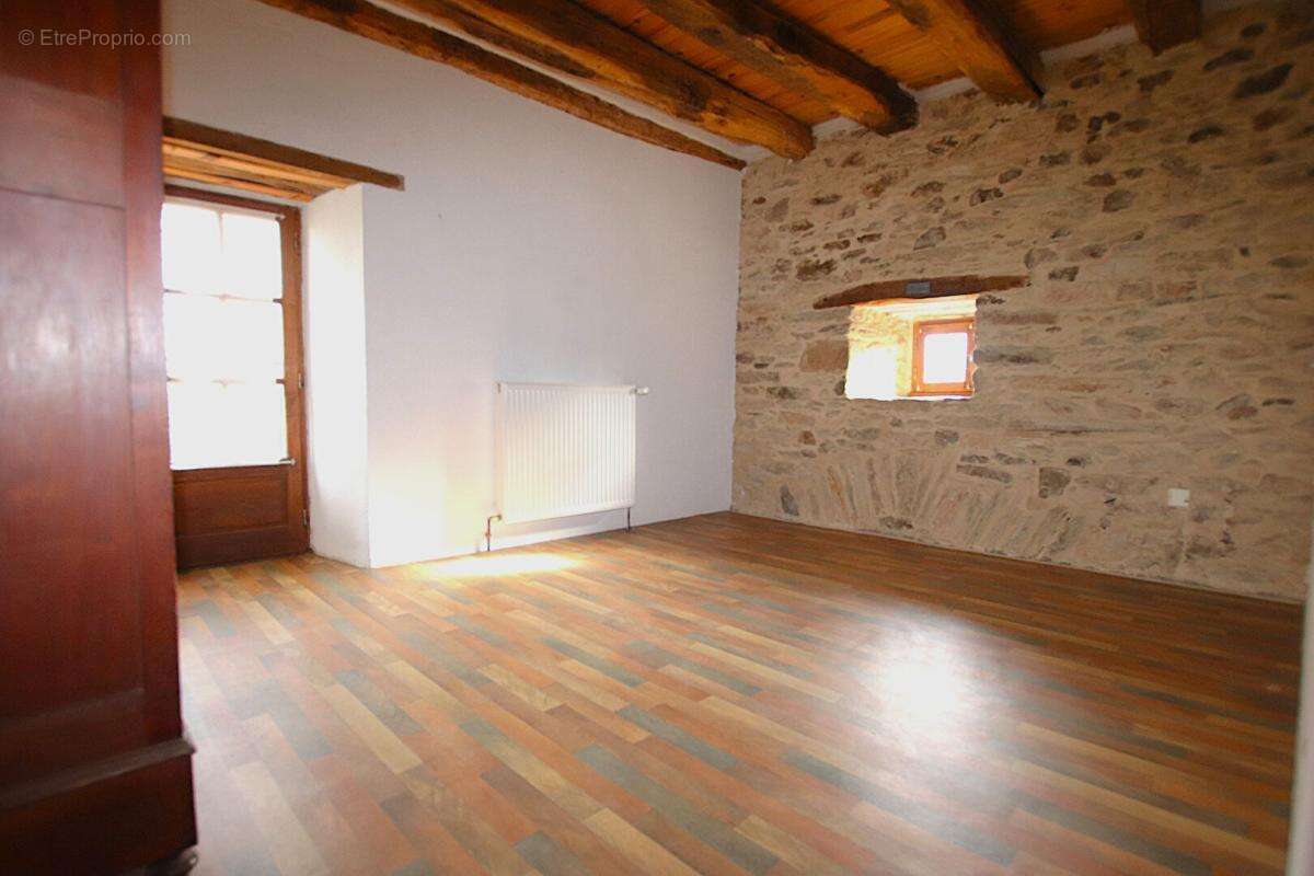 Ensemble immobilier avec gîte et potentiel second gîte - Maison T7 de 211 m² sur terrain arboré - photo 6