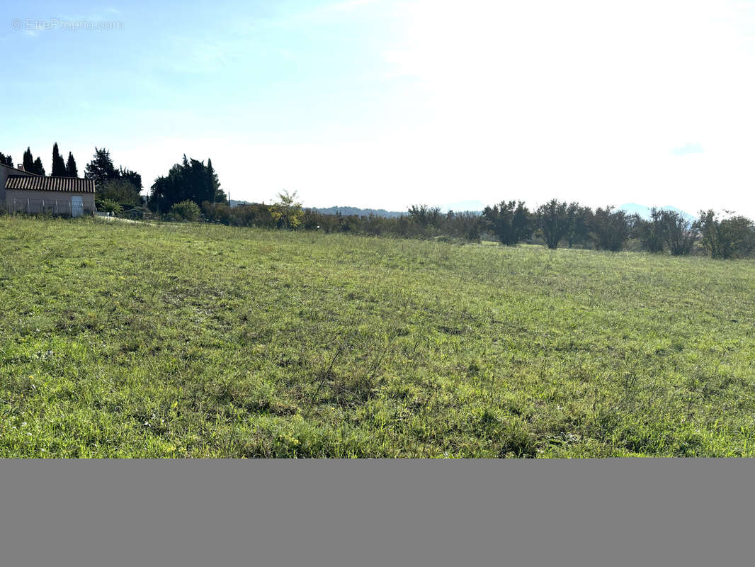 Terrain constructible de 4086 m2 viabilisé - photo 2