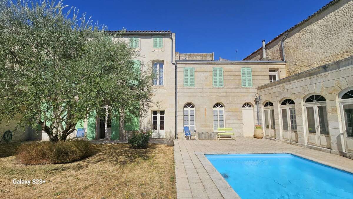 Maison 327 m² à Niort  - photo 2