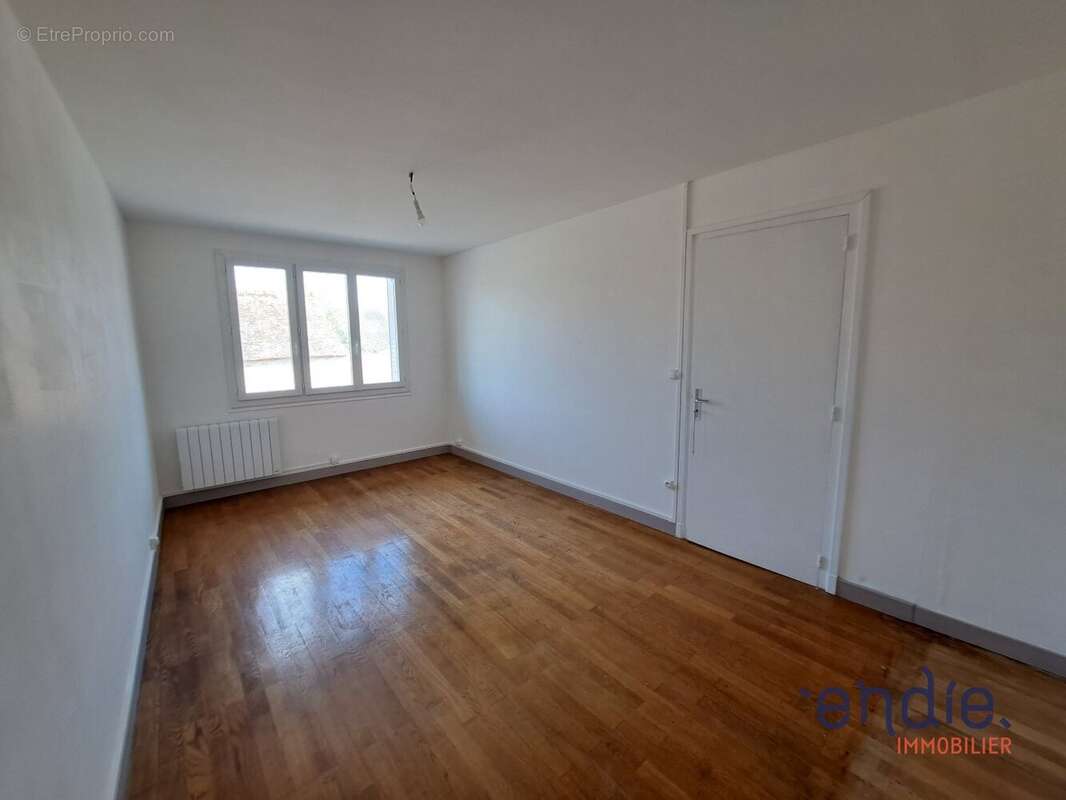 Maison à AINAY-LE-CHATEAU