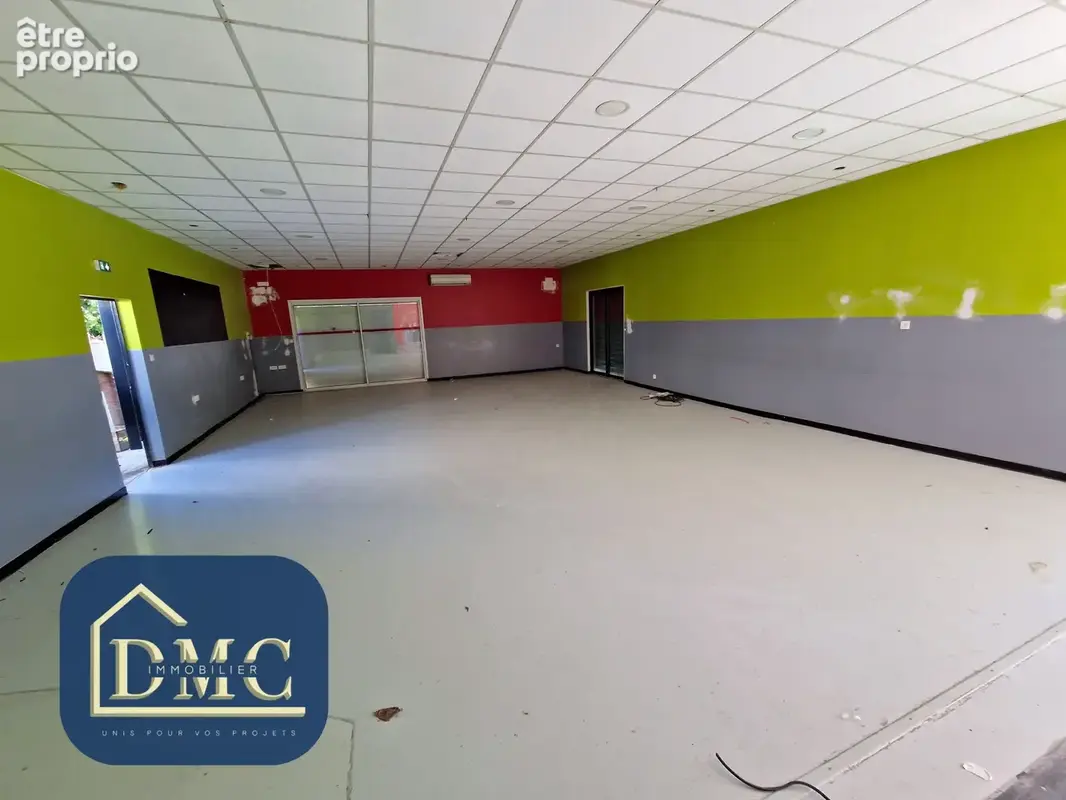 Local professionnel avec parking - photo 2