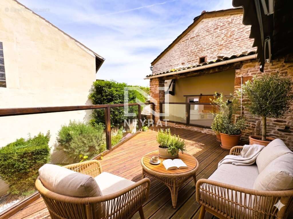 Une maison en pierre pleine de charme, avec sa terrasse suspendue, son jardin intime et ses nombreuses dépendances - photo 2