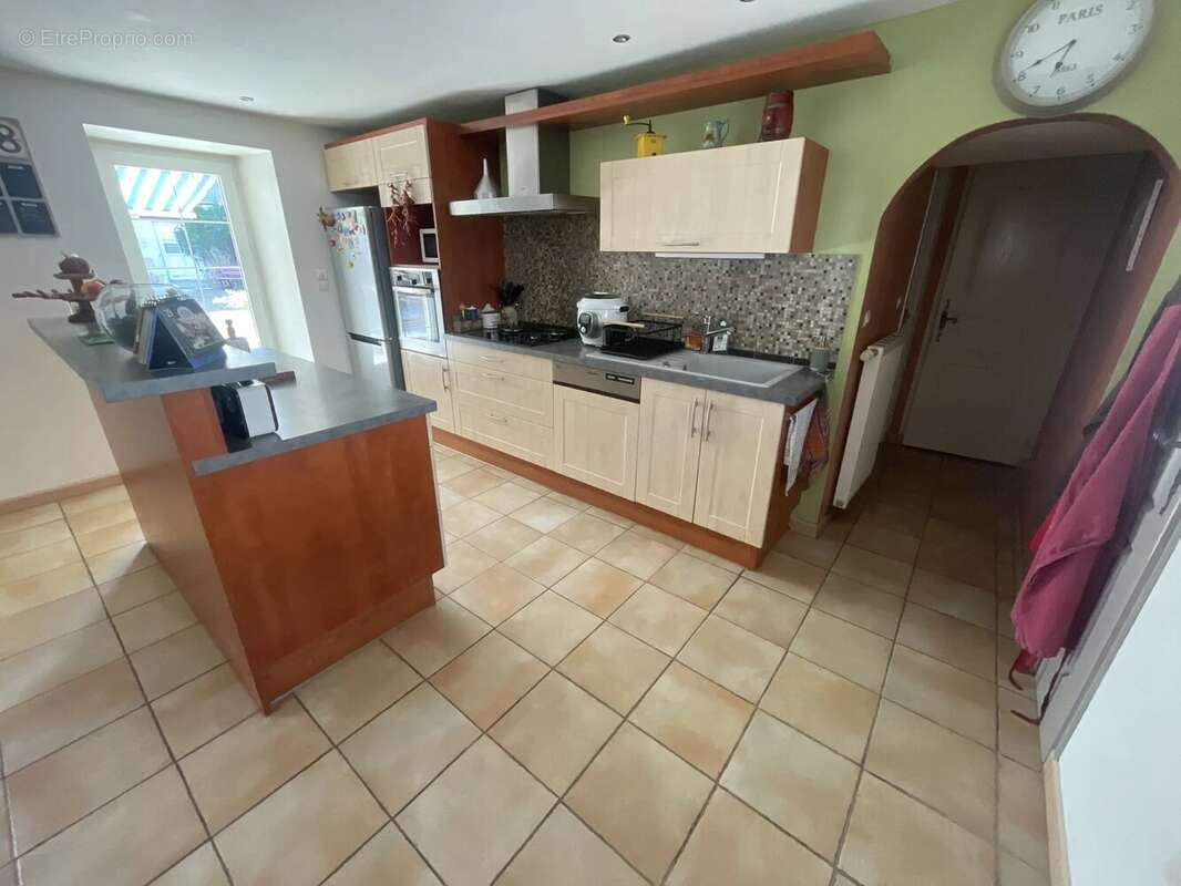 Belle maison en pierre avec dépendances – 167 m² - photo 3