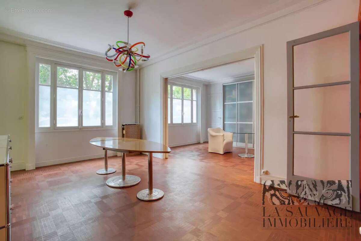 Appartement à PARIS-16E