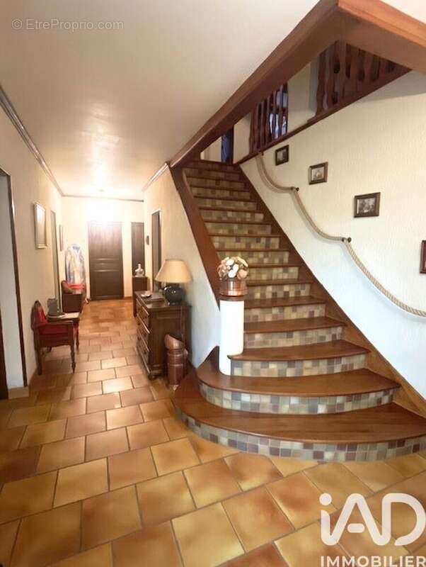Maison 272 m² à Amplier  - photo 2
