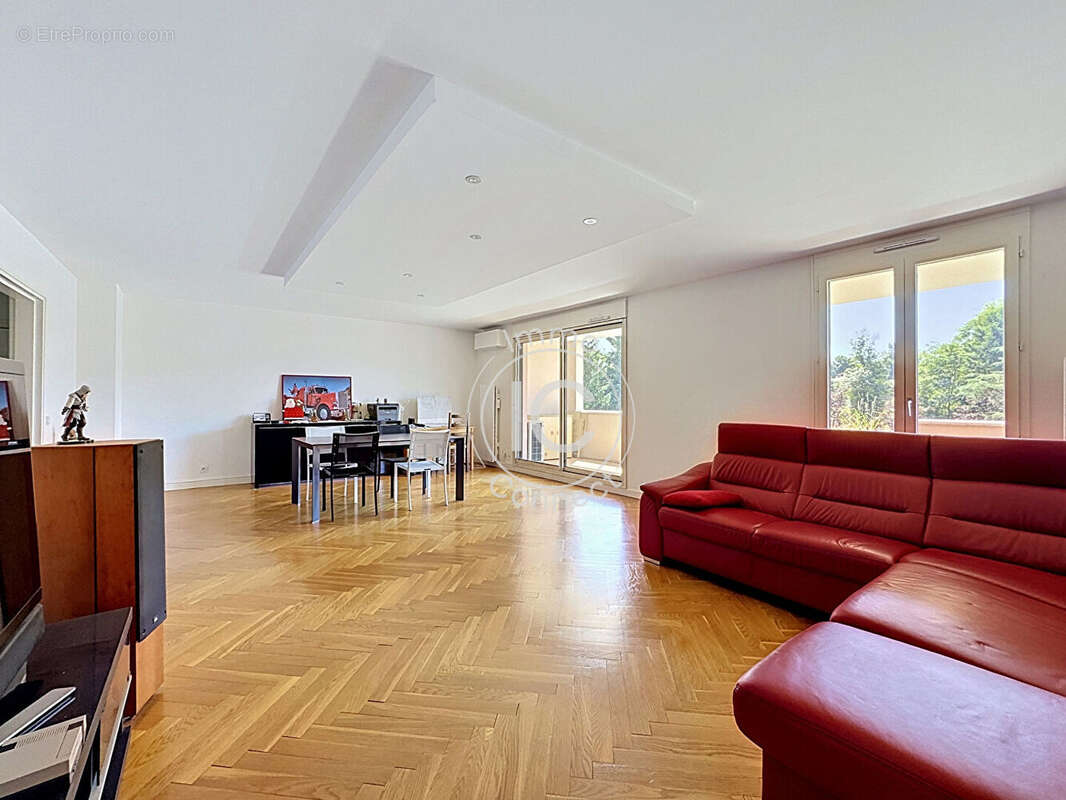 Appartement Rénové avec terrasse - Résidence familiale avec parc et tennis - photo 3