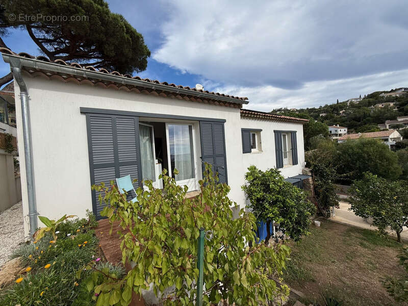 Villa rénovée vue mer à vendre LES ISSAMBRES (83) - photo 18