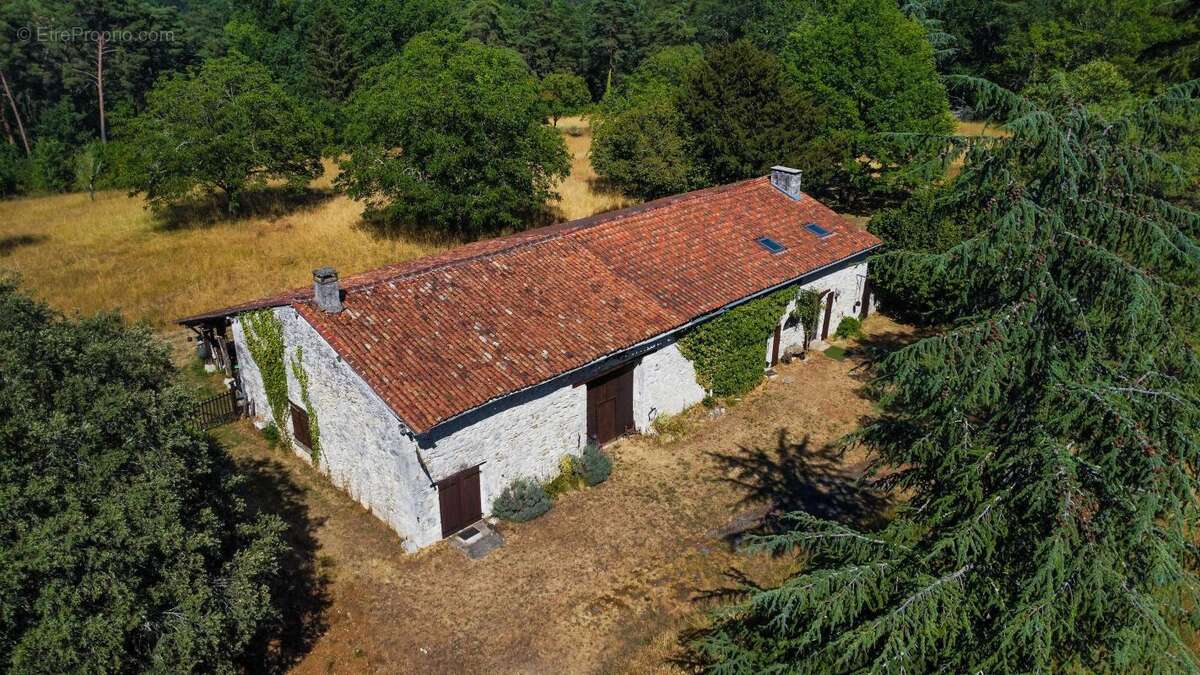 Maison 137 m² à Lussas-Et-Nontronneau  - photo 6