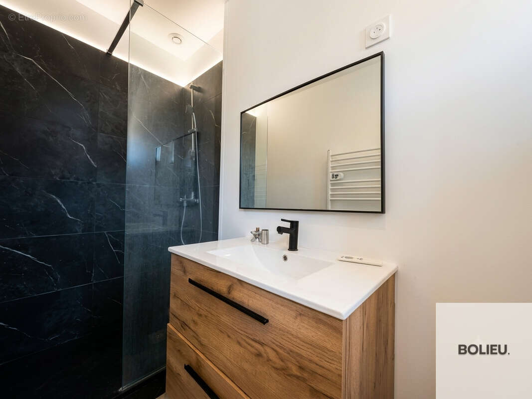Immeuble de rapport à vendre à Belley — Centre-ville, face au Château,  trois lots libre - photo 3