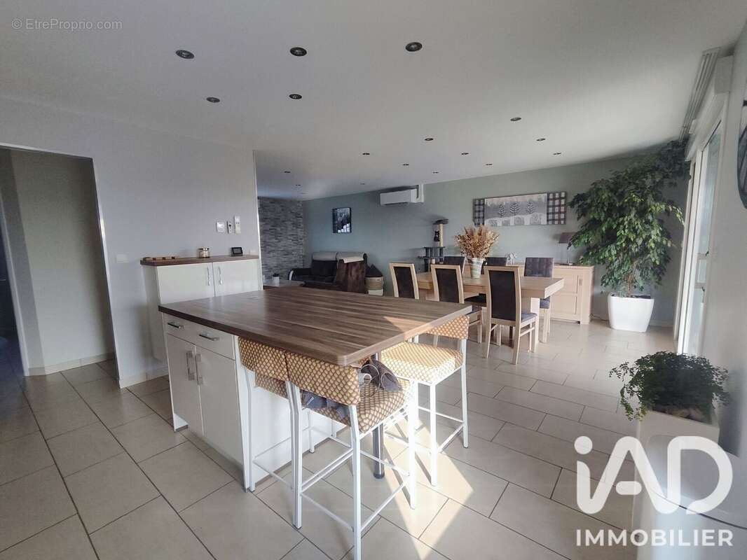 Maison 114 m² à Saint-Etienne-Au-Temple  - photo 4