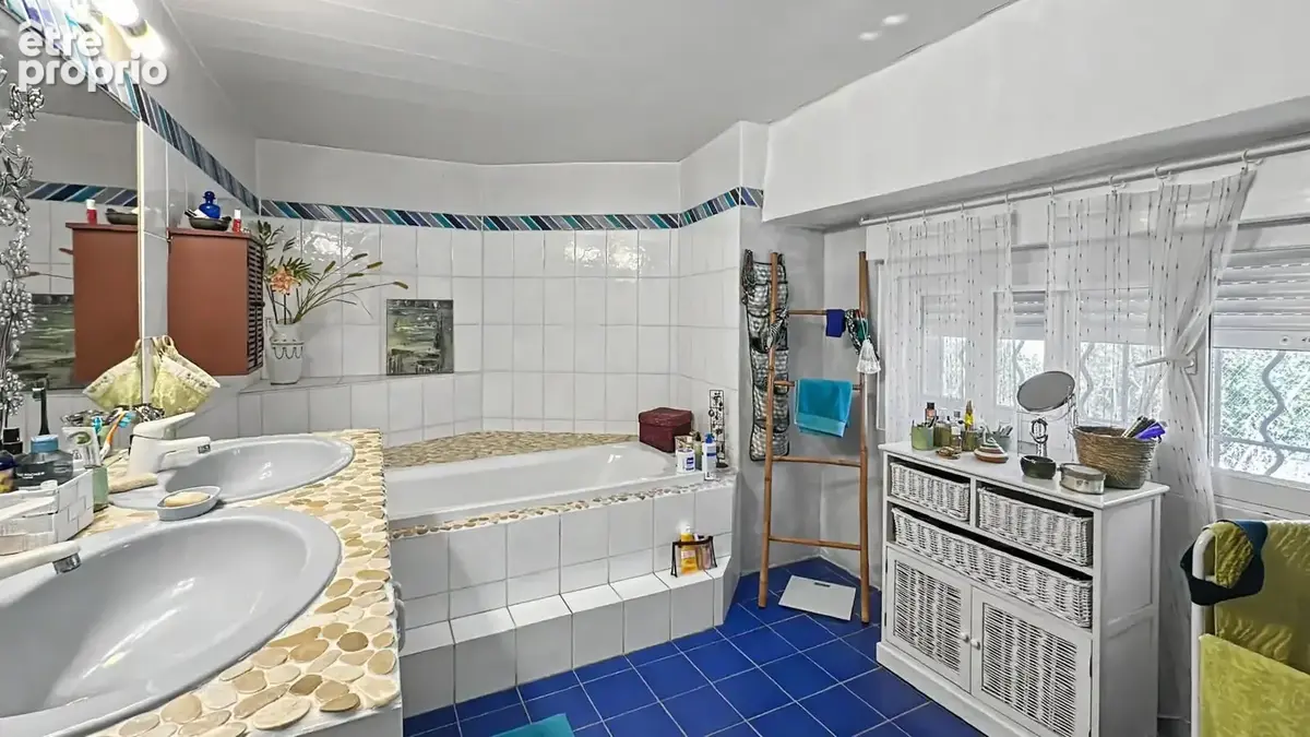 Mas en campagne d'Arles avec habitation familiale, deux gîtes, piscine, dépendances et grand jardin arboré - photo 16