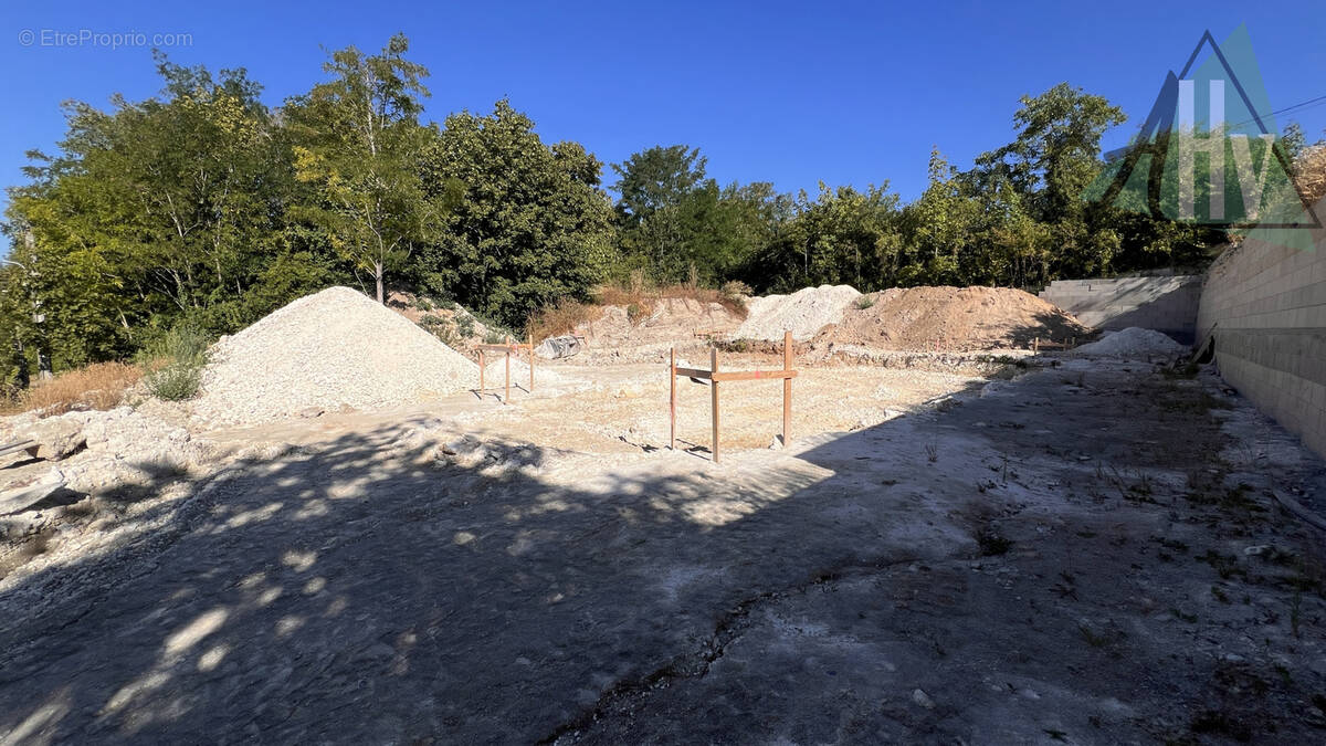 Terrain à MONTEREAU-FAULT-YONNE