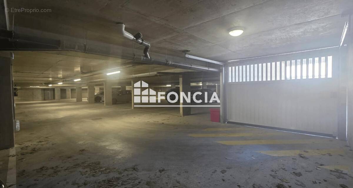 Parking à LOUVRES
