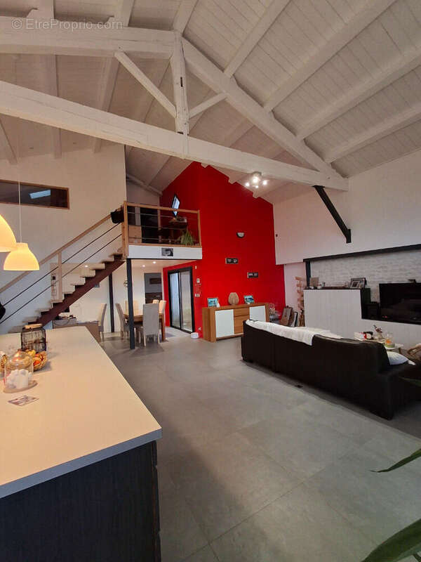 Maison à SAINT-CYR-DU-DORET