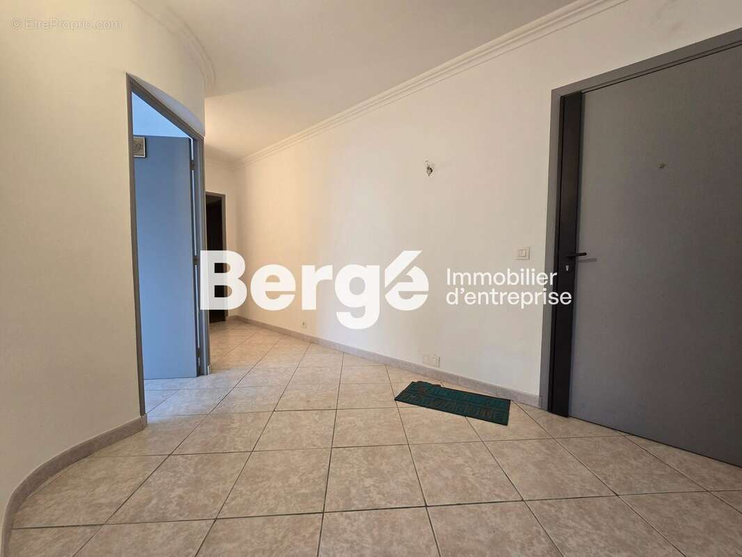 Commerce à MANDELIEU-LA-NAPOULE