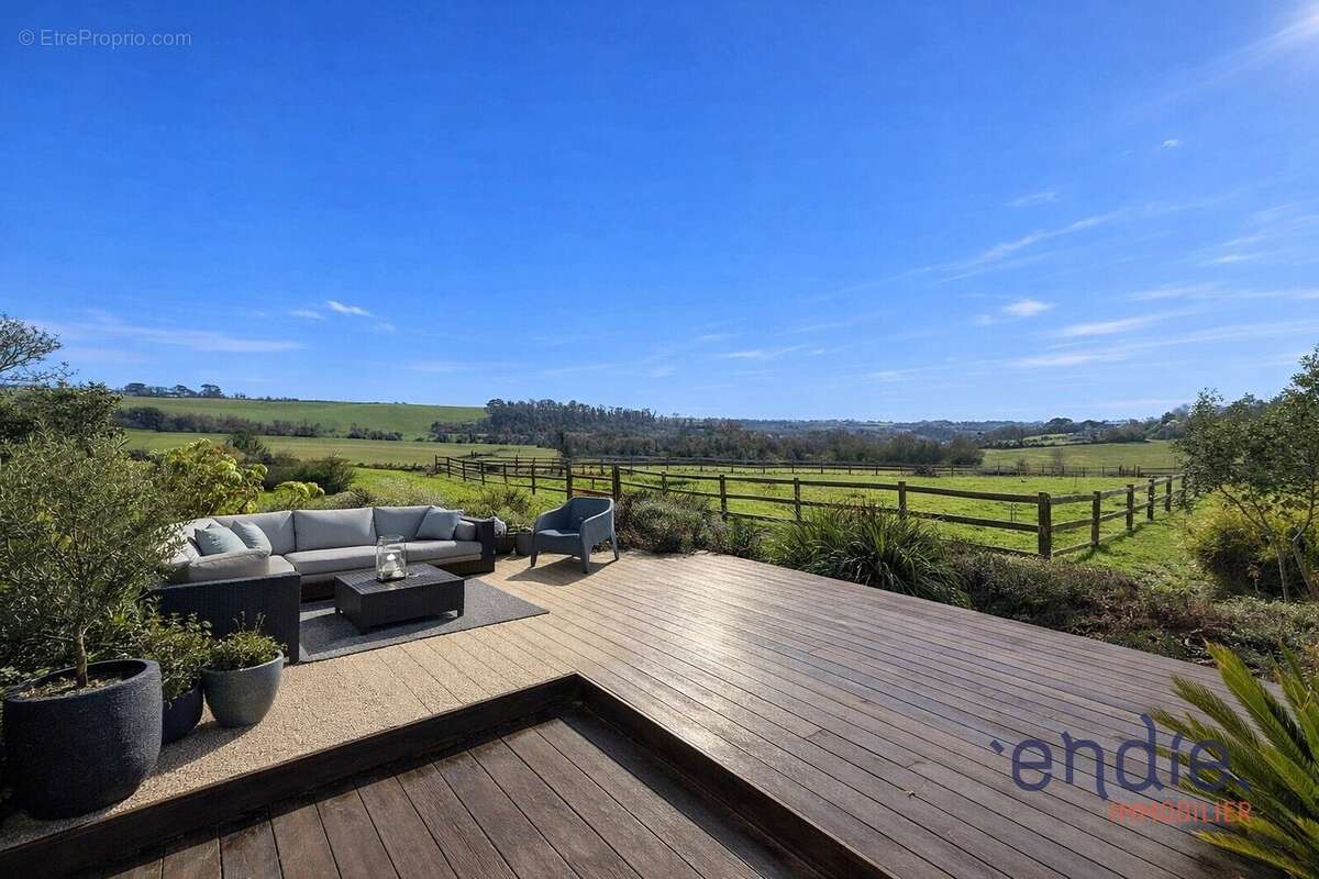 Commerce à PLONEVEZ-PORZAY