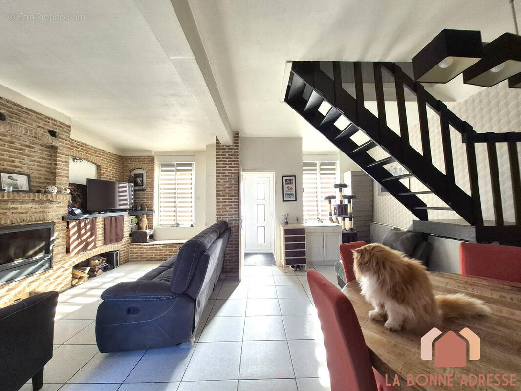 salon séjour vue SAS entrée - Maison à WATTRELOS