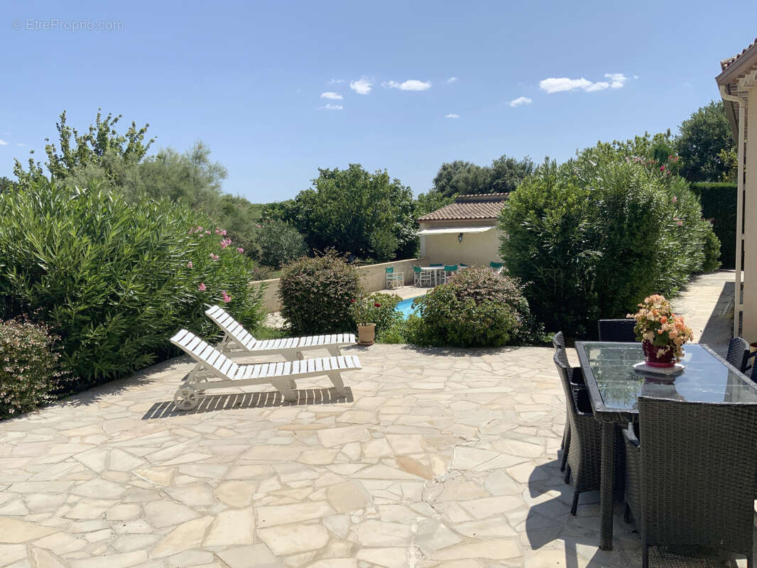 Villa de plain pied sur un terrain de 2300 m2 avec piscine. - photo 6
