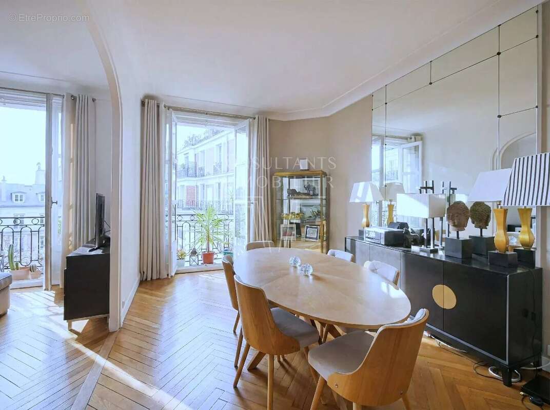 Appartement à PARIS-16E