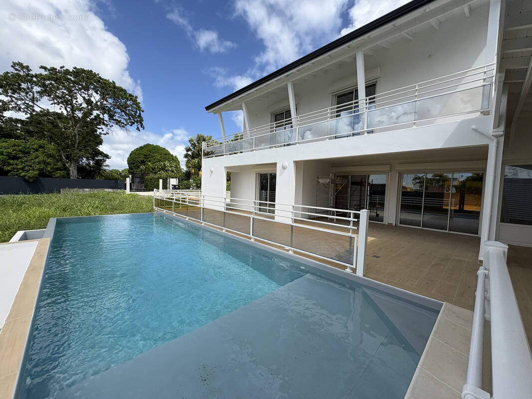 Maison à LES ABYMES