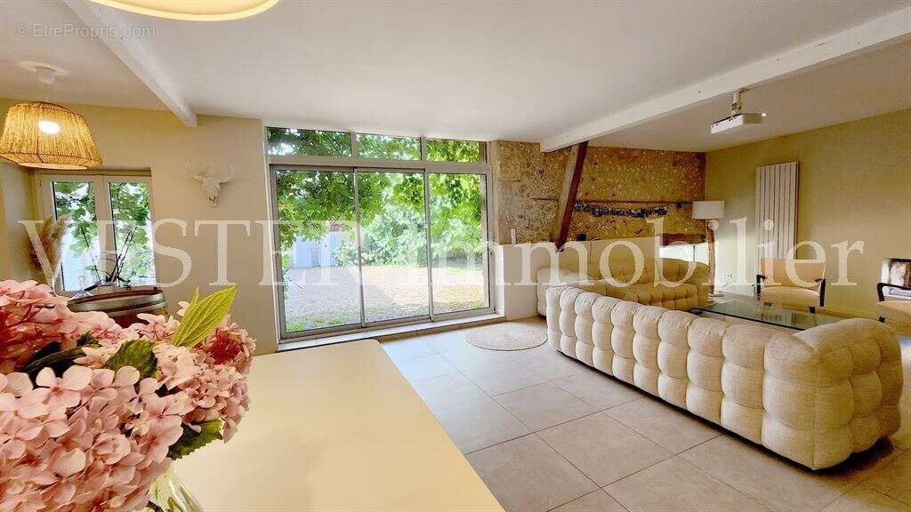 Propriété en pierres de 280m2 entièrement rénovée sur 2,7 hectares de terres - photo 2