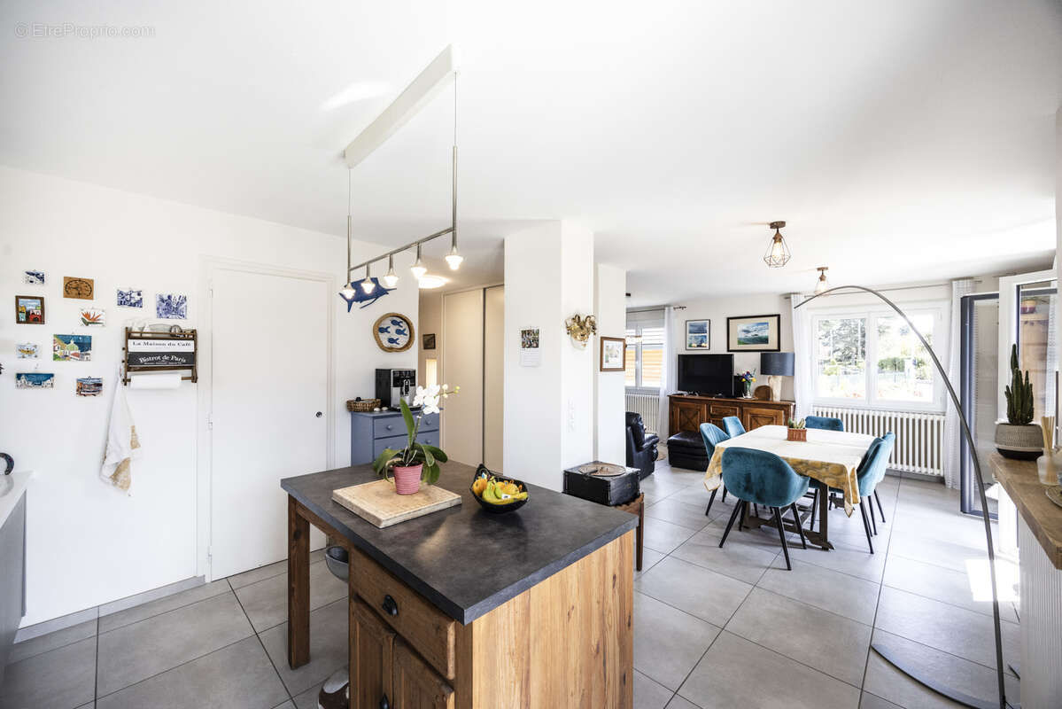 Maison à BRISON-SAINT-INNOCENT