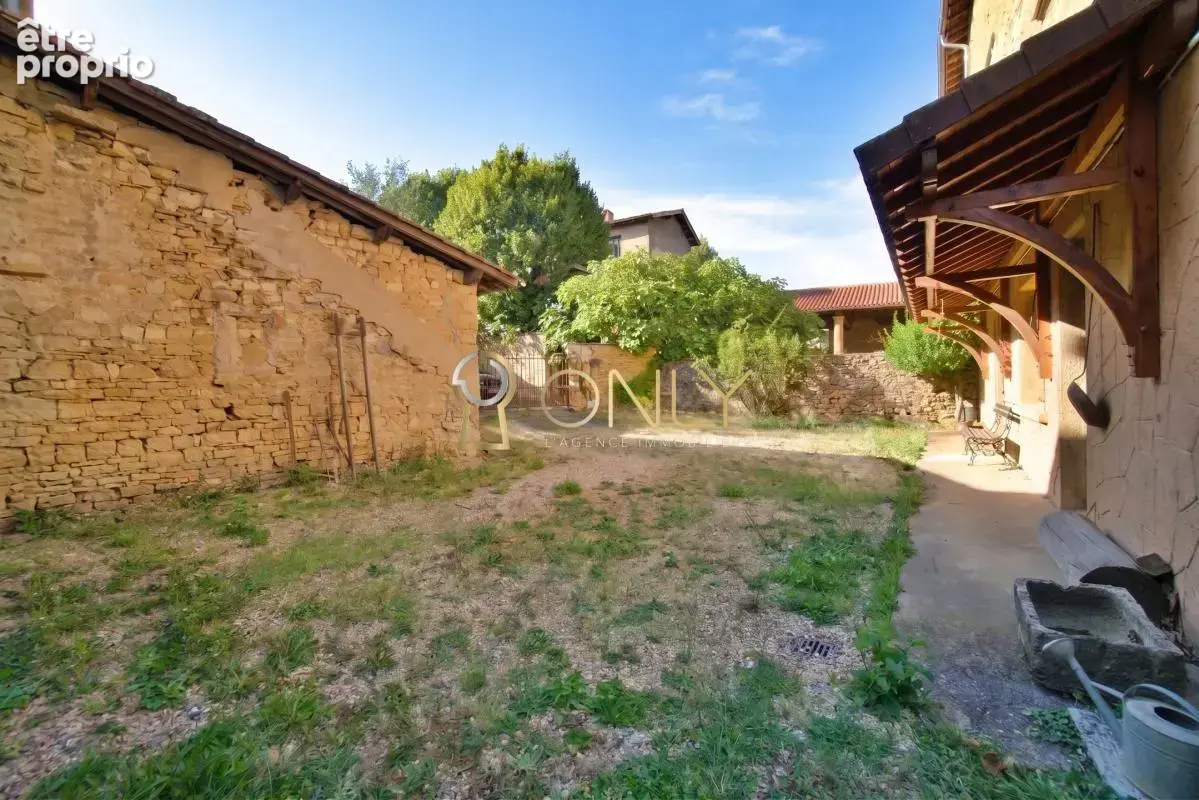 Poleymieux au Mont d'Or - Maison de caractère - 176 M² -  Dépendances - A rénover - photo 7