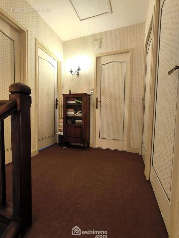 A l&#039;étage, le palier distribue... - Maison à LAON