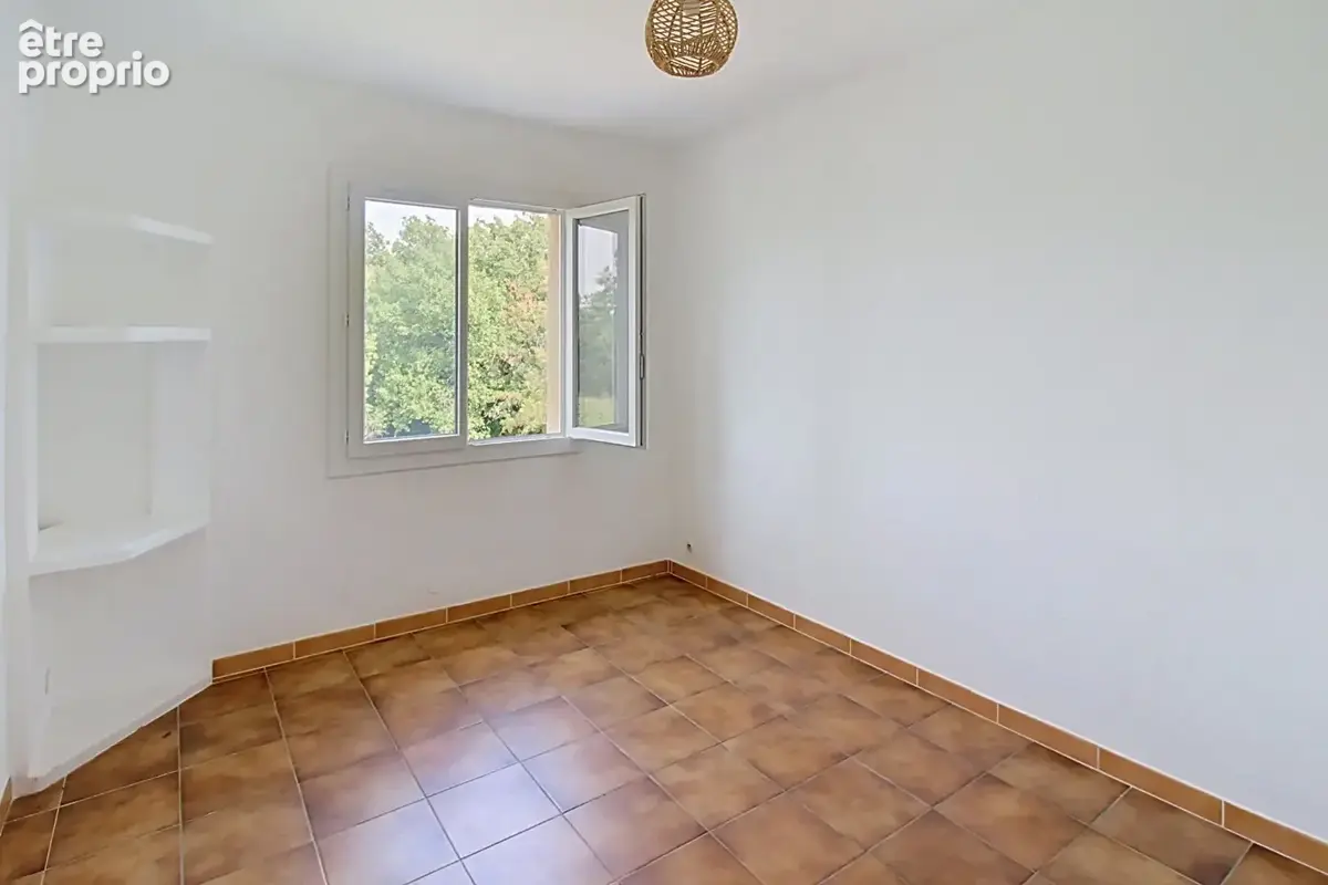 Maison Lorgues de 162 m2 avec piscine 10x6  et garage sur un terrain de 7567m2 - photo 6