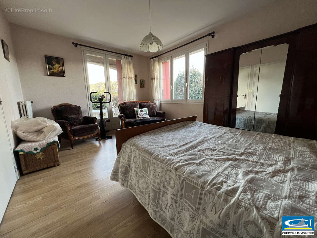 Maison à SAINT-JEAN-DE-MUZOLS