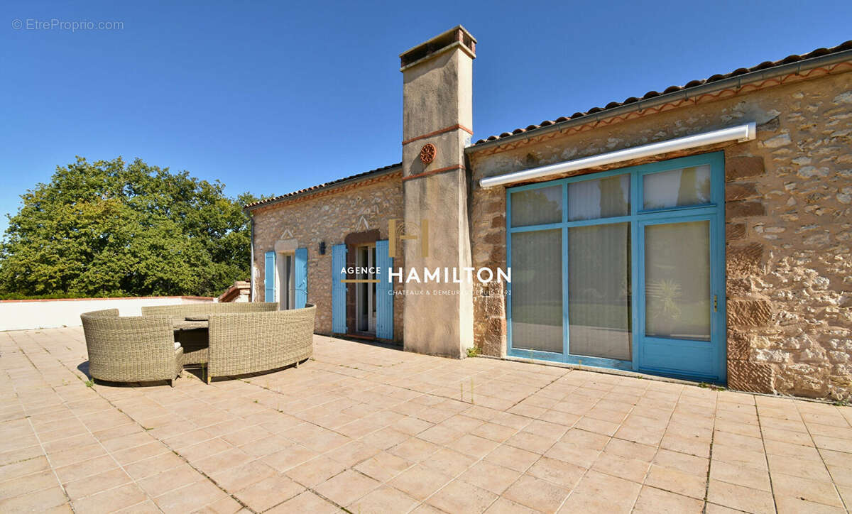 Ensemble de deux maisons independantes avec vue degagee sur 1.5 ha de terrain avec piscine - photo 4