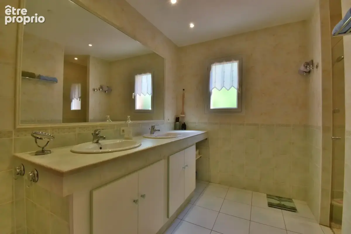 CARREFOUR BLÉONE-DURANCE – Villa traditionnelle de plain-pied en parfait état avec véranda, jardin et garage - photo 13