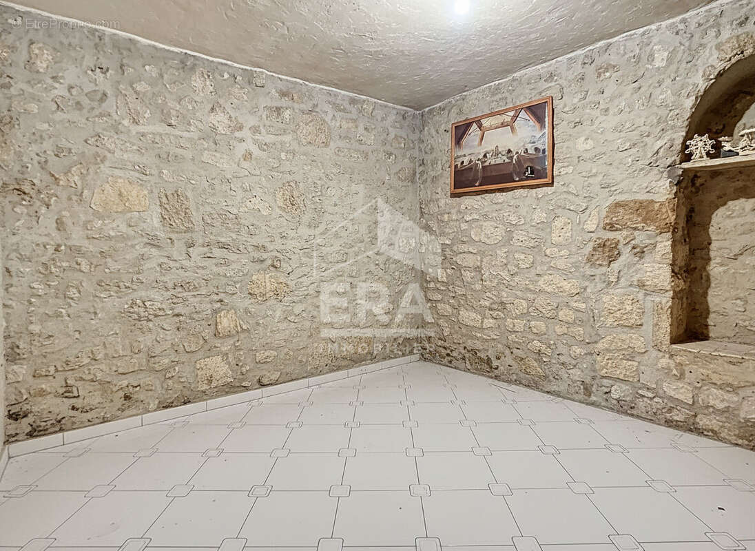 Maison à SAINT-MITRE-LES-REMPARTS