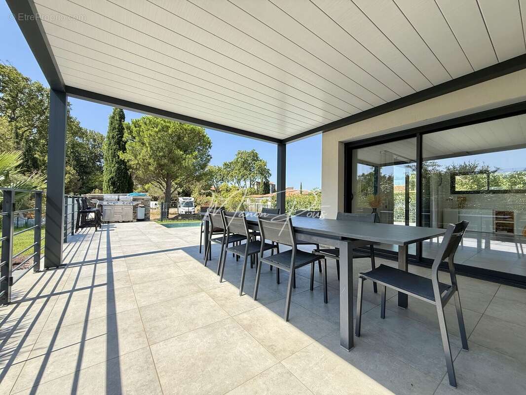 Maison 203 m² à Saint-Esteve  - photo 5