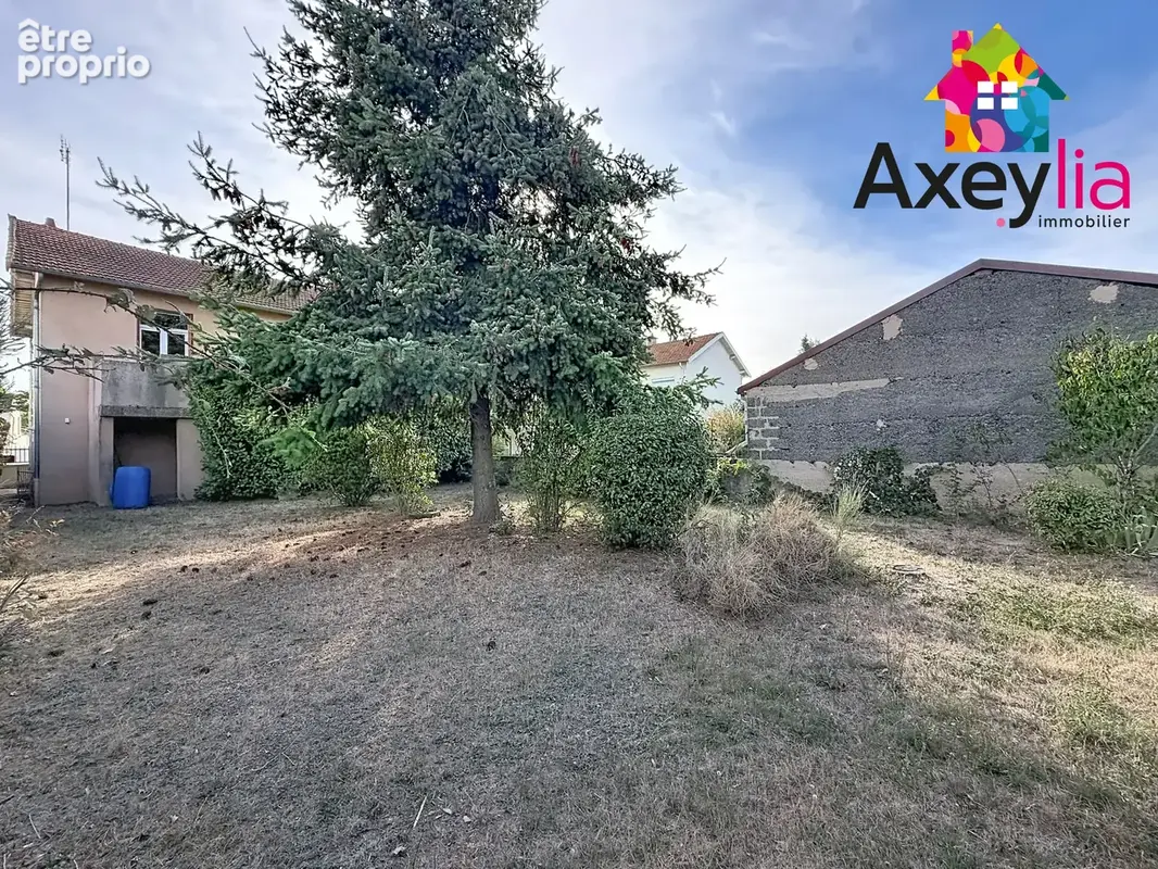 A vendre - riorges - maison élevée sur sous-sol avec deux chambres, garage, terrasse et terrain - photo 3