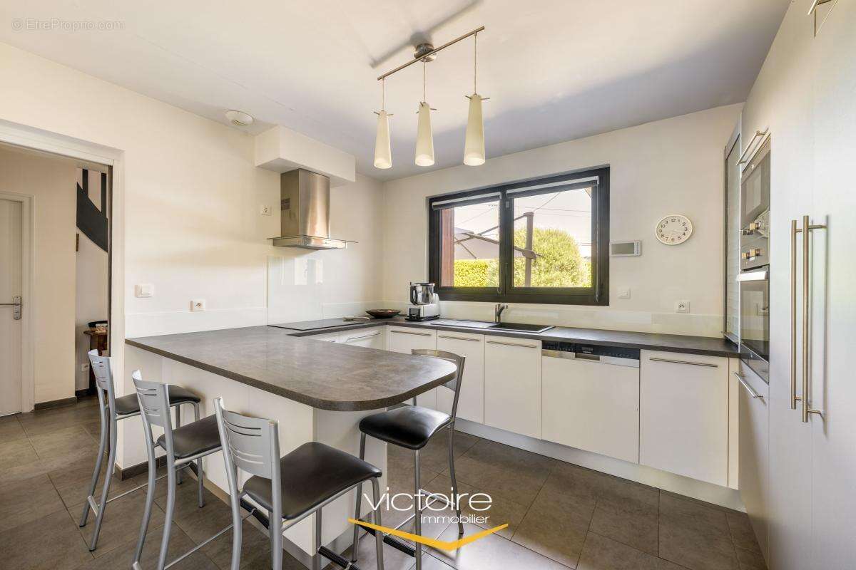 GENAS - Maison T5 avec jardin paysagé de 804 m2 avec piscine - photo 9