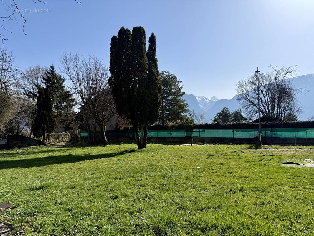 Terrain à THYEZ