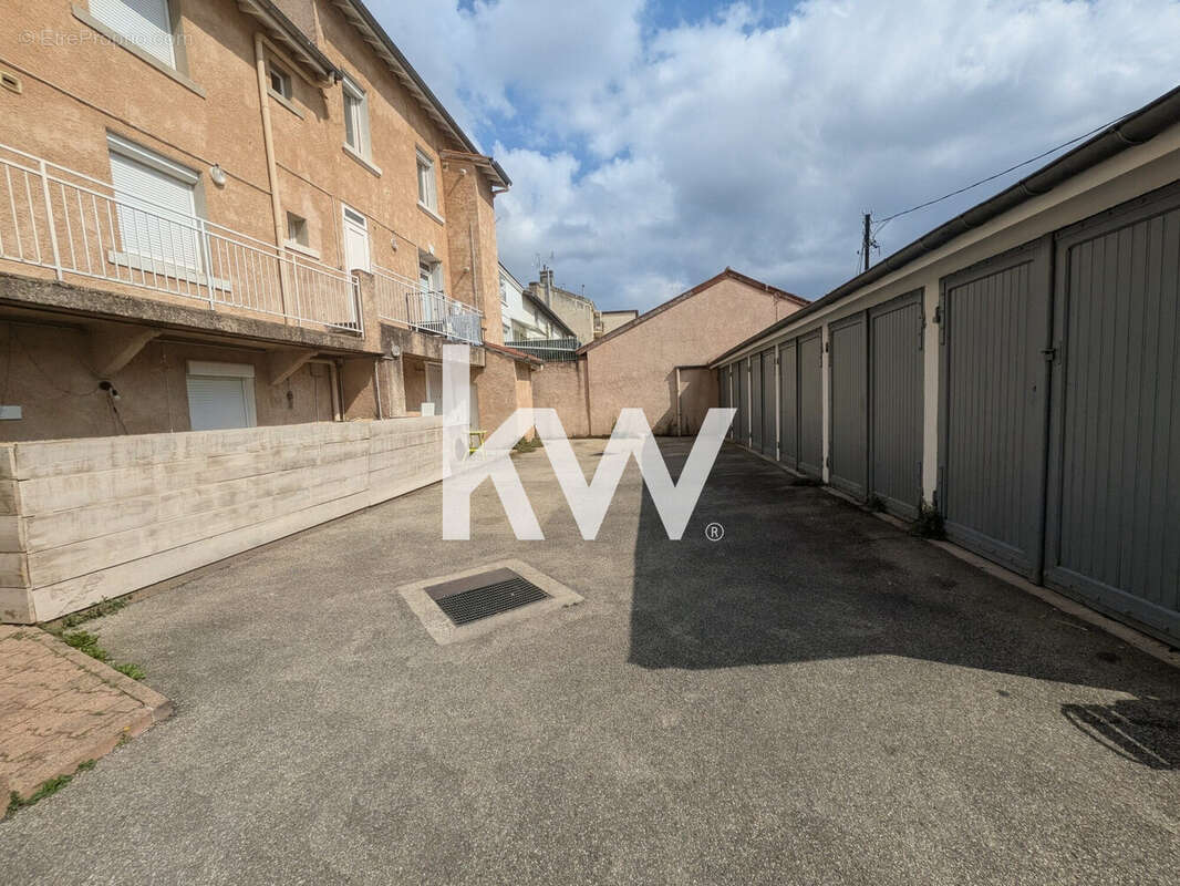 Appartement 327 m² à Saint-Chamond  - photo 2