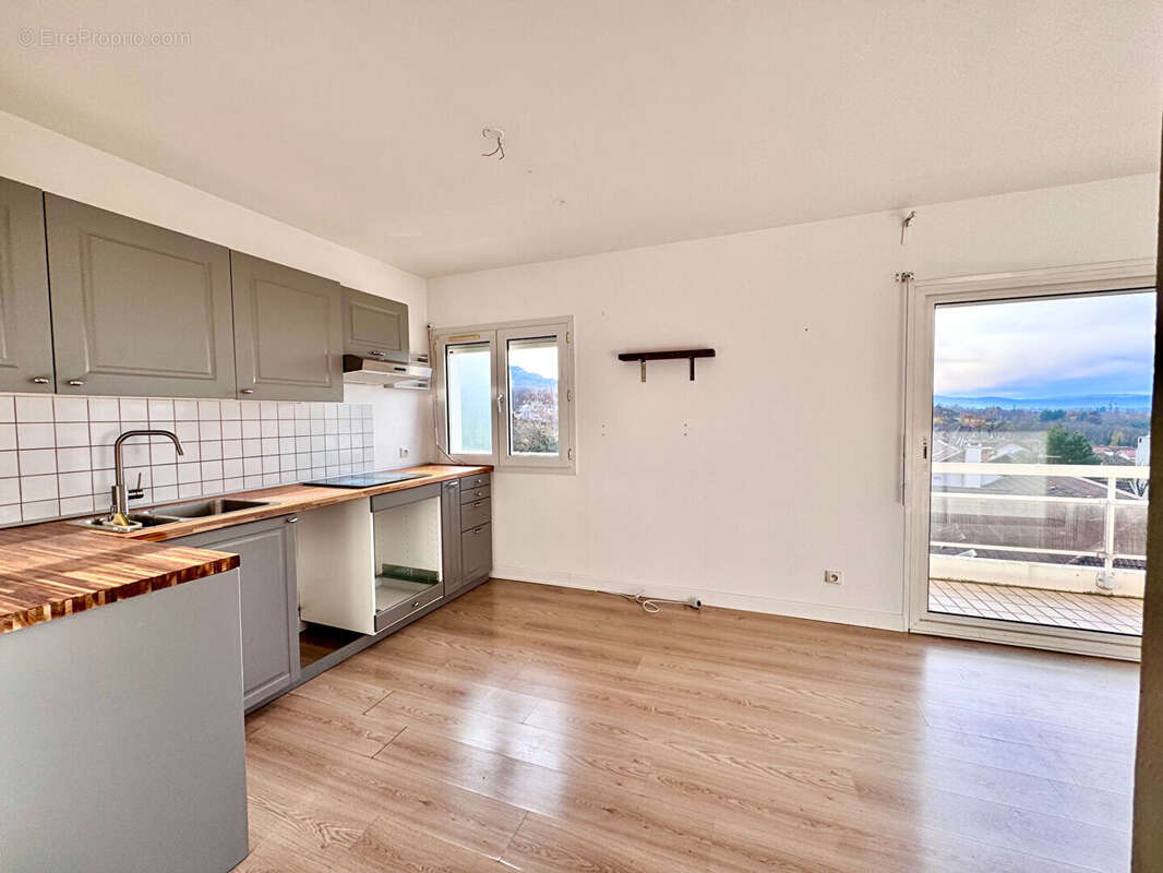 Appartement à COLLONGES-SOUS-SALEVE