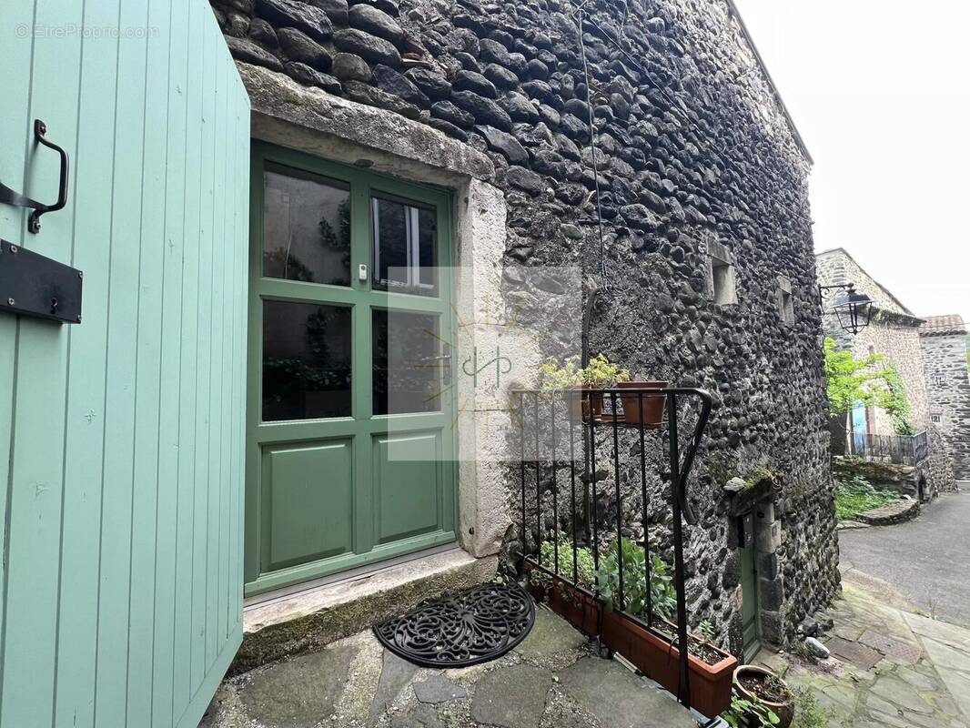 Maison à ALBA-LA-ROMAINE