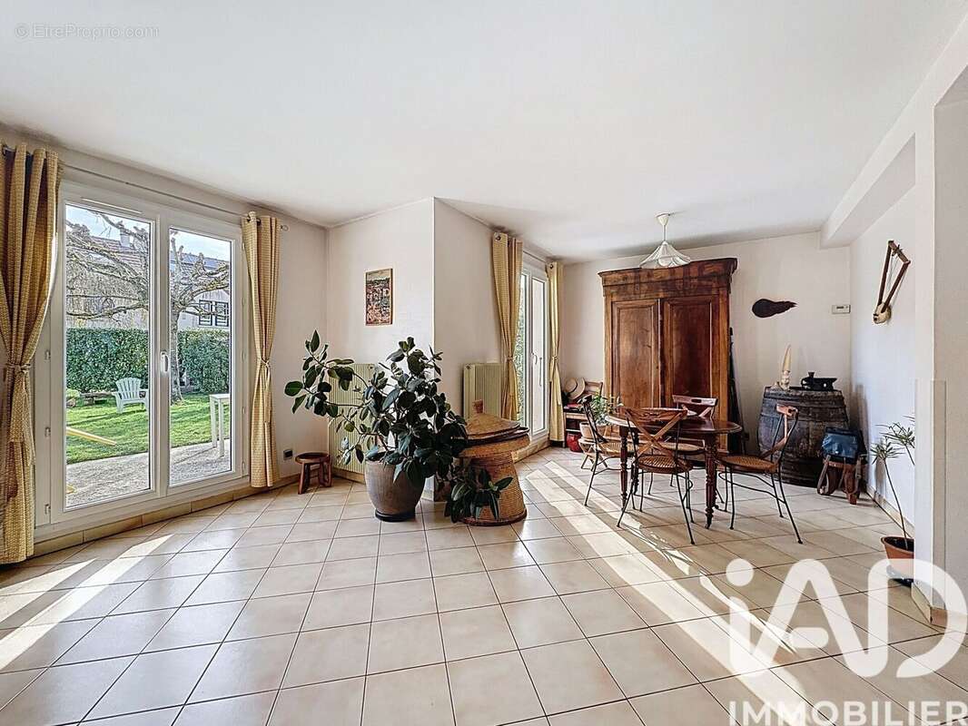 Photo 2 - Maison à TOUSSUS-LE-NOBLE