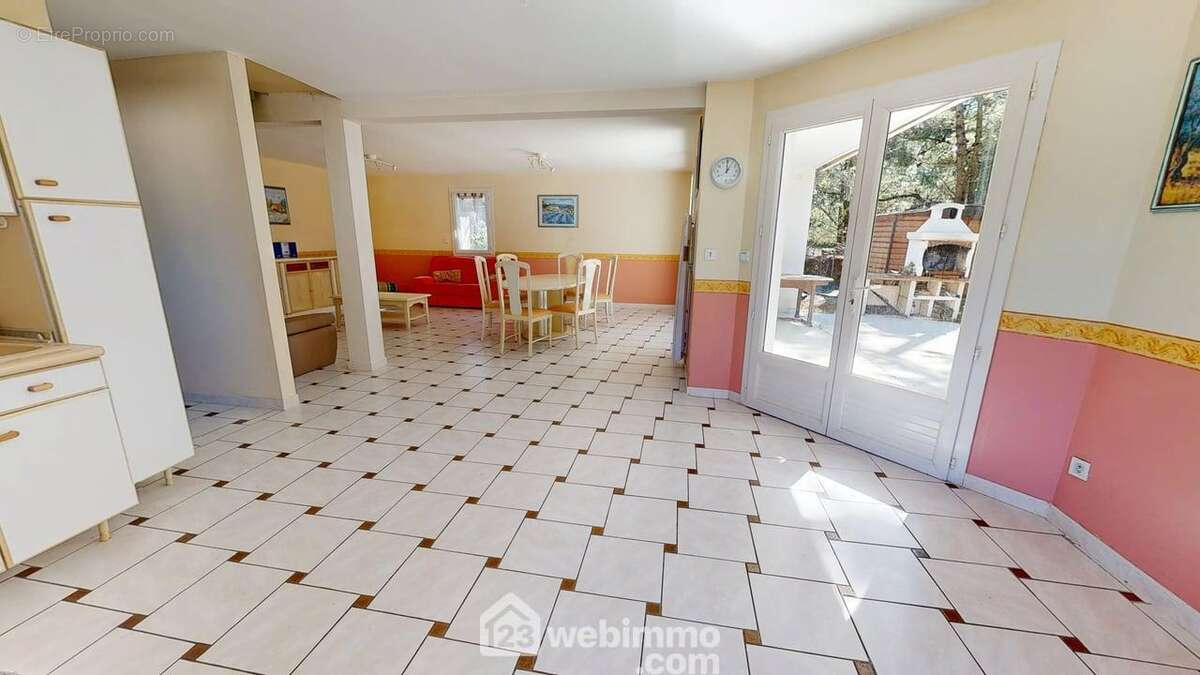 Vaste pièce de vie traversante, lumineuse, avec accès direct à la terrasse et vue sur la pinède. Ambiance conviviale et familiale. - Maison à LA TRANCHE-SUR-MER