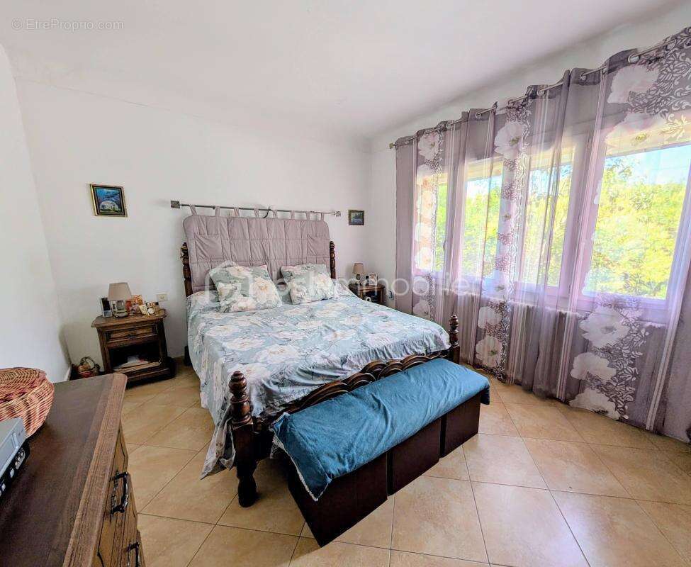 Propriété de 176 m² avec piscine, T2 indépendant et 3 garages - photo 7