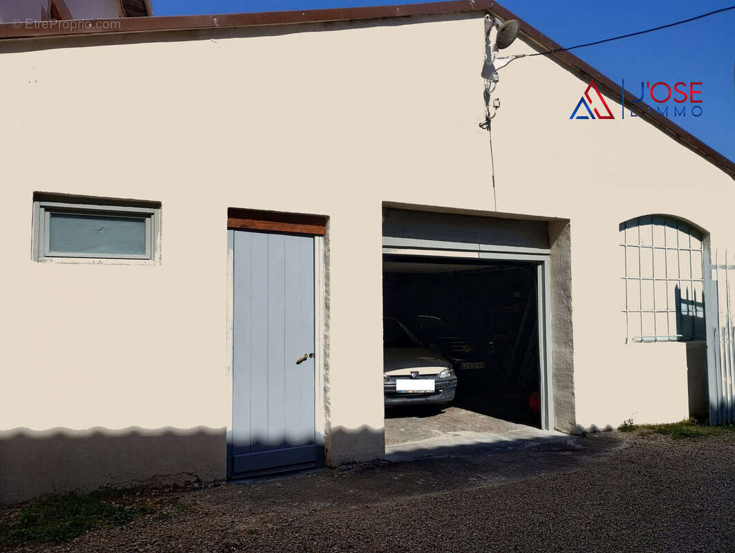 Stationnement et atelier - Maison à GRIGNY