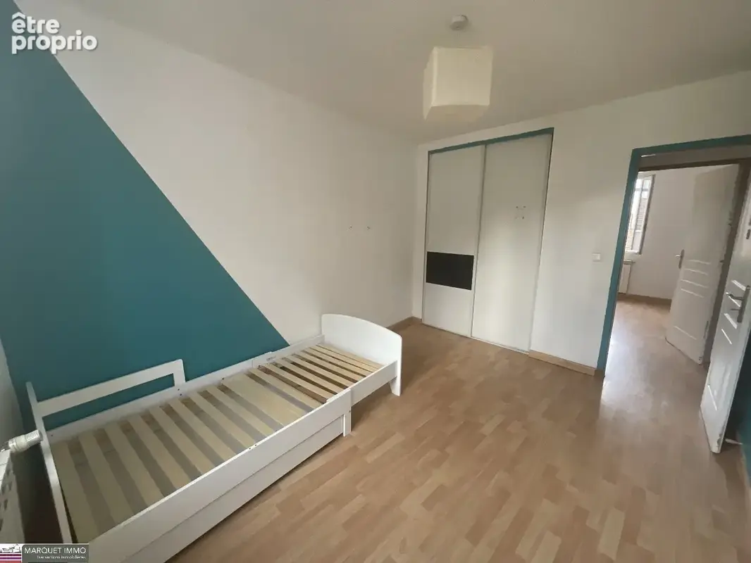 Villa T6 de 110 m²  vous invite à poser vos valises dans un cadre alliant charme et fonctionnalité sur 145 m² de terrain clos et - photo 10