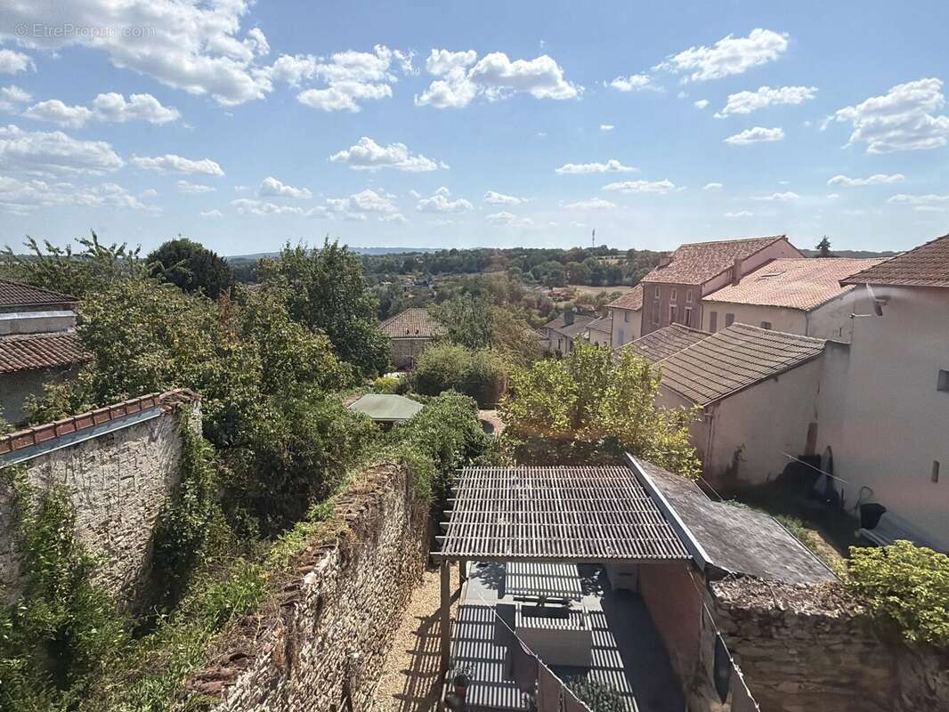 Spacieuse maison familiale située au cœur d'une ville animée, avec possibilité d'ouverture de chambres d'hôtes - photo 2